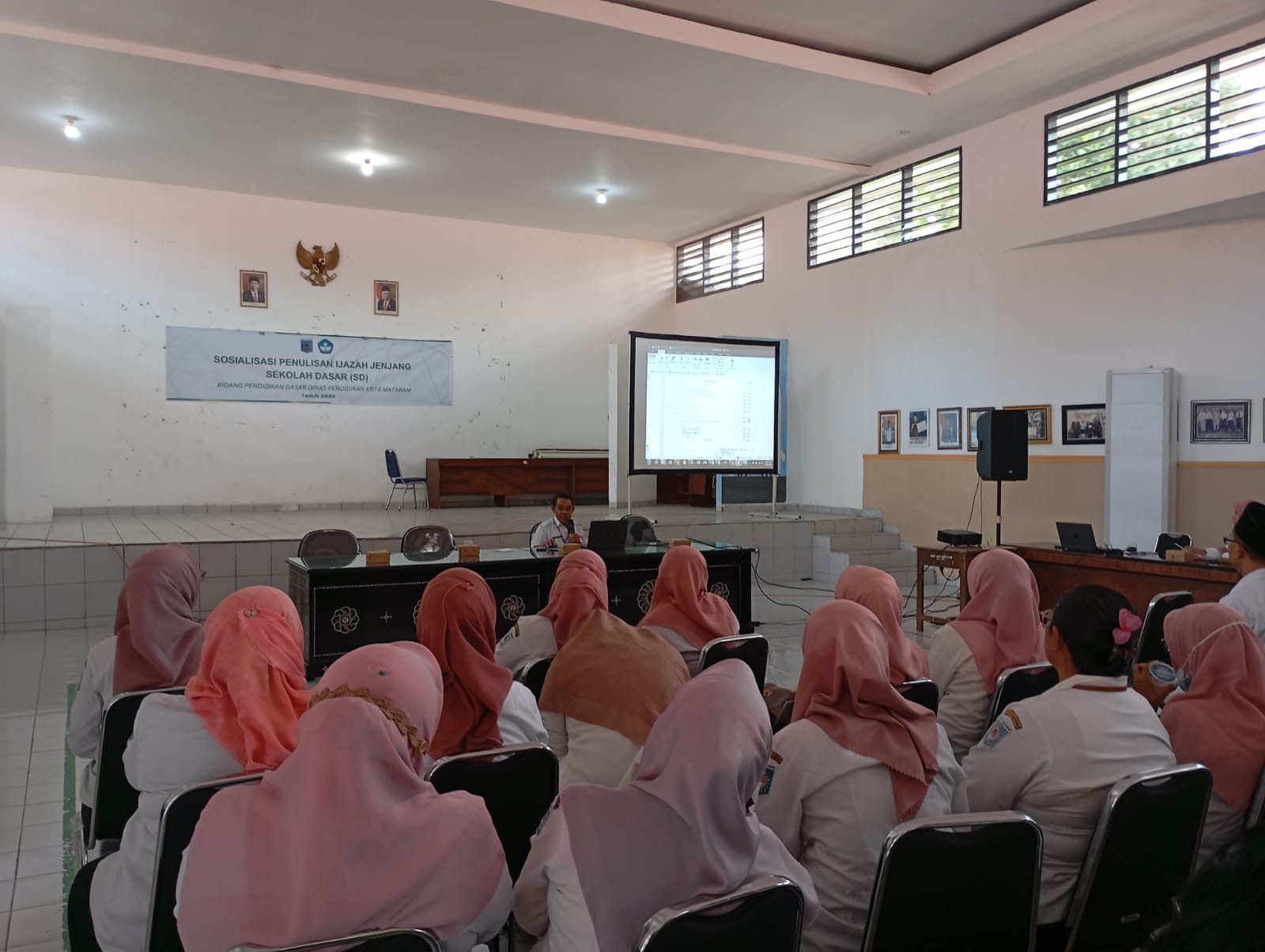 BAHAS PPDB: Kabid Dikdas Disdik Kota Mataram Syarafuddin (depan) membahas draf PPDB bersama kepala SD di aula Disdik Kota Mataram, kemarin (29/5).(ROJAI/LOMBOK POST)