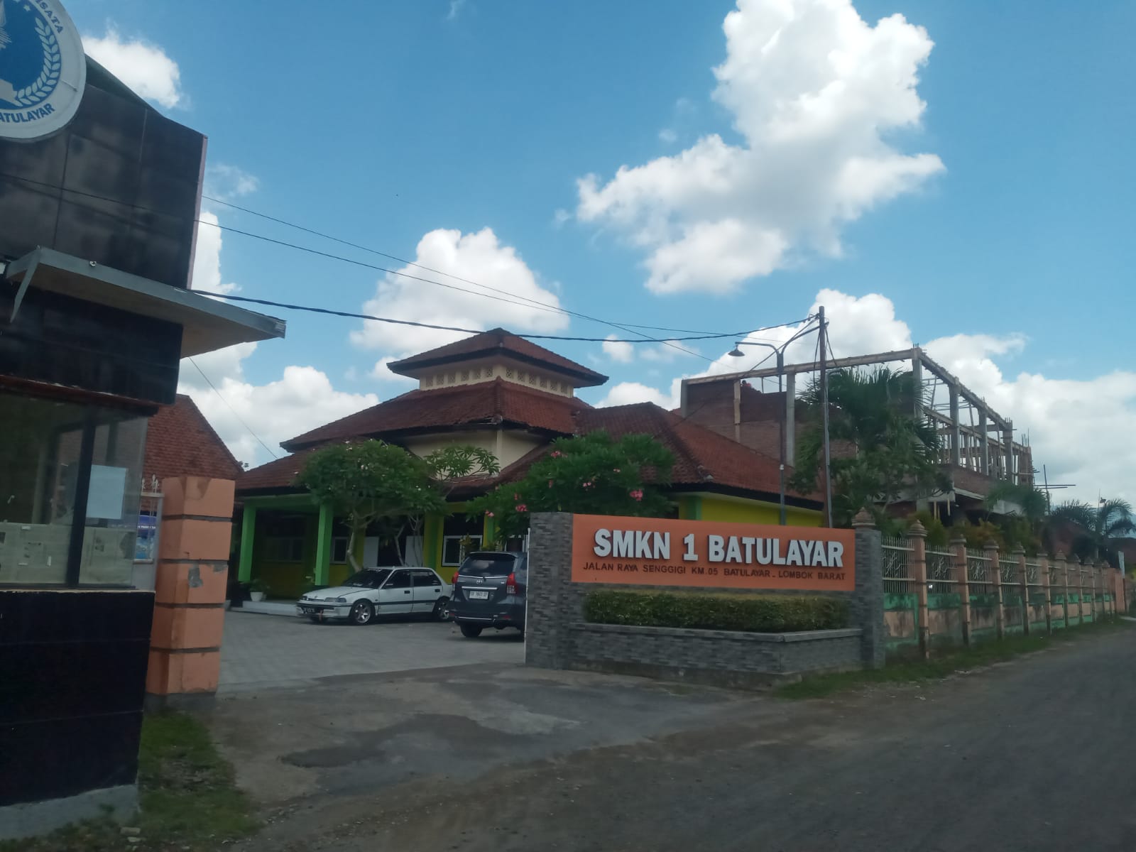 BUKA PPDB: Tampak depan SMKN 1 Batulayar, yang awal Juni nanti akan membuka PPDB.(ROJAI/LOMBOK POST)