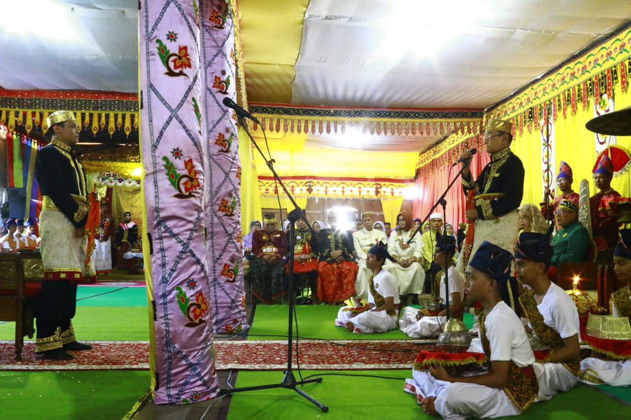 LESTARIKAN ADAT BUDAYA: Sultan Muhammad Kaharuddin IV (berdiri kanan) saat melakukan prosesi Adat Pengangkatan Datu Rajamuda Kesultanan Sumbawa, berlangsung di ruang Lunyuk Agung
