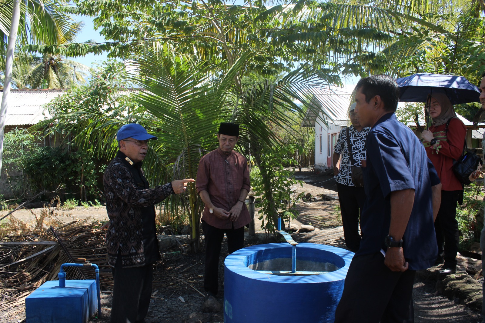 Kepala Dinas ESDM NTB H. Sahdan S.T, M.T bersama Sekdis Niken Arumdati saat mengunjungi proyek biogas di Desa Padakguar, Kecamatan Sambelia, Kabupaten Lombok Timur.