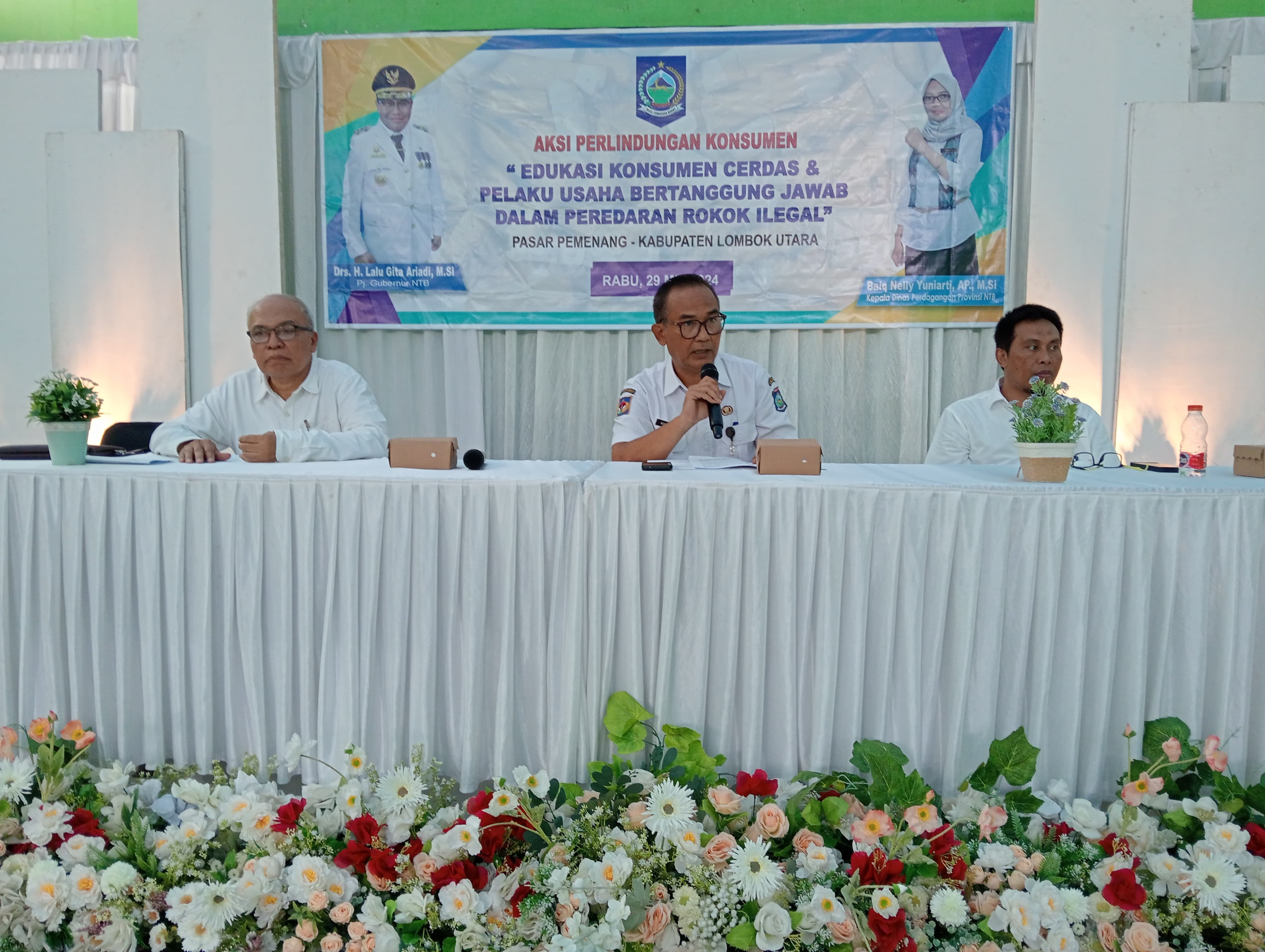 Sekretaris Dinas Perdagangan NTB H Heri Agustiadi (tengah) saat sosialisasi dan edukasi bahaya rokok ilegal di Pasar Pemenang, Kabupaten Lombok Utara, Rabu (29/5).