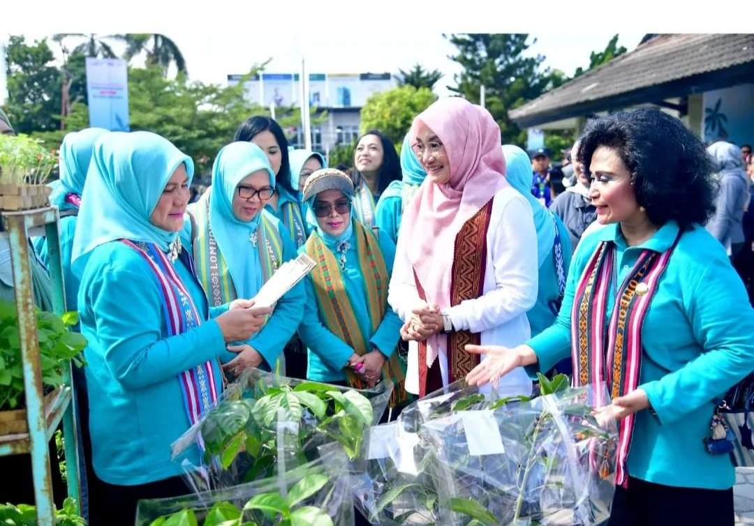 KEPINCUT MANGGA MENTARAM: Ibu Presiden Iriana Jokowi Widodo (kiri) ditemani Istri Wali Kota Mataram Hj Kinnastri Mohan Roliskana melihat bibit Mangga Mentaram. (DISKOMINFO FOR LOMBOK POST)