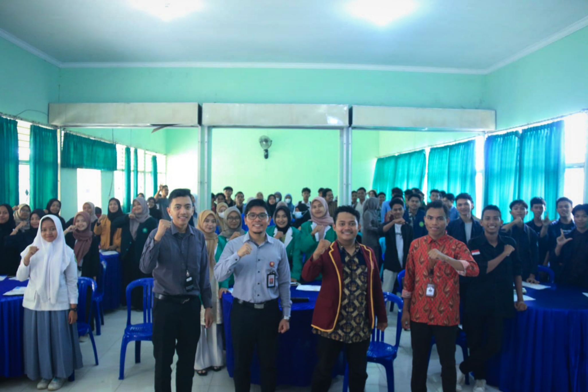 UPAYA PENINGKATAN LITERASI: Kegiatan dialog publik OJK NTB mengenai literasi keuangan syariah di ITSKES Muhammadiyah Selong, beberapa waktu lalu. (OJK NTB FOR LOMBOK POST)