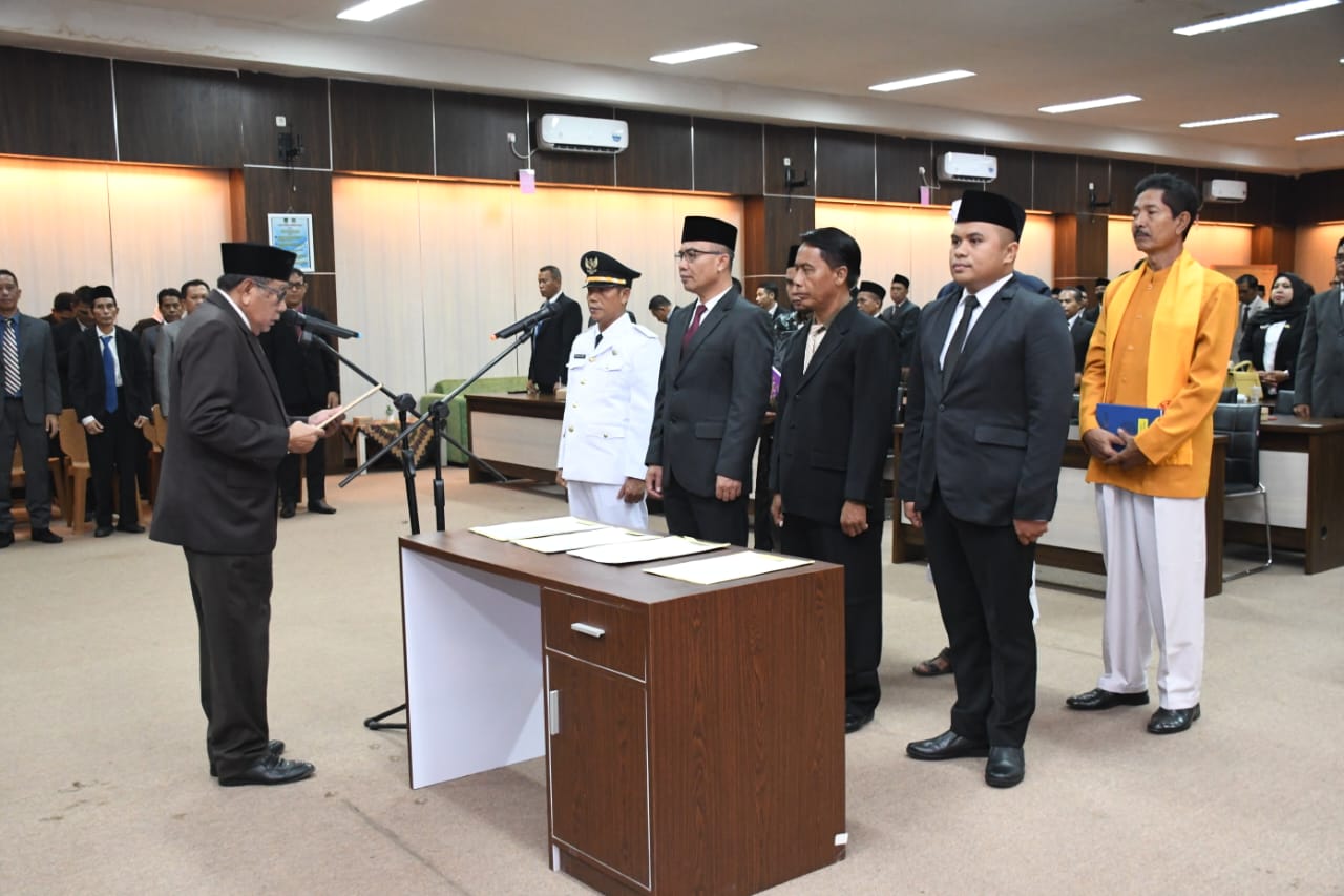 MUTASI ULANG: Bupati KLU Djohan Sjamsu melakukan pelantikan mutasi ulang di Aula RSUD KLU, Rabu (29/5).(NURUL/LOMBOK POST)