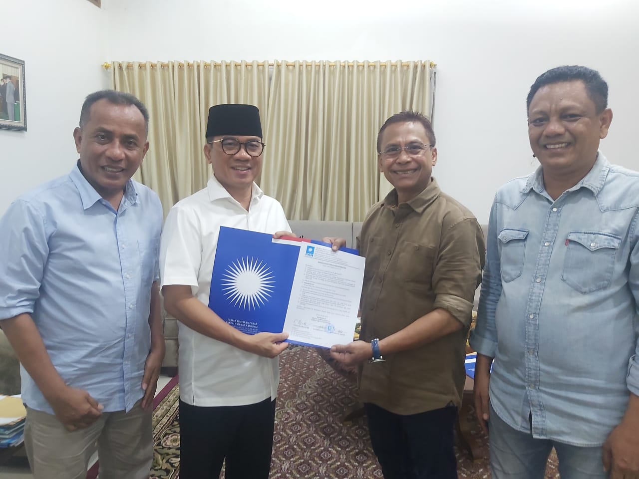 TERIMA REKOMENDASI: Ketua DPD PAN Kota Bima Fery Sofyan menerima rekomendasi dari Wakil Ketua DPP PAN Yandri Susanto. Dia didampingi Ketua DPD PAN Kabupaten Bima Ady Mahyudi.