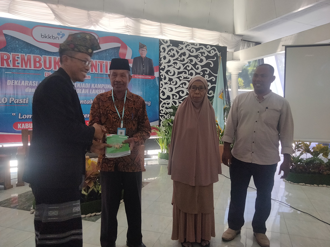SERAHKAN: Pj Bupati Lotim H M Juaini Taofik saat menyerahkan modul kurikulum pembelajaran di sekolah Lansia pada saat Rembuk Stunting. (SUPARDI/LOMBOK POST)
