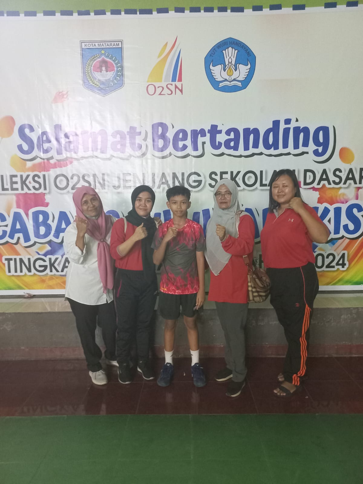 WAKIL MATARAM: Murid SDN 3 Ampenan M Makhsum (tengah) bersama guru dan kepala sekolah setempat. (DOK SDN 3 AMPENAN)