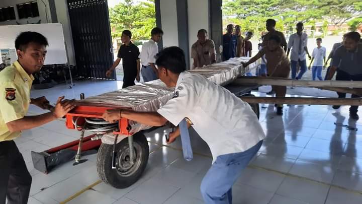 BANTUAN: Siswa dan guru SMKN 1 Jonggat memasukkan alat spooring dan balancing ke ruang praktik di sekolah setempat, belum lama ini.(SMKN 1 JONGGAT FOR LOMBOK POST)