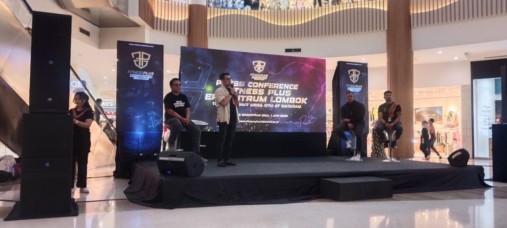 KABAR GEMBIRA: CEO Fitness Plus Indonesia Haryyadin Mahardika (dua kiri) menyampaikan profil gym bintang lima yang hadir di Lombok Epicentrum Mall, Kota Mataram, Sabtu (1/5).