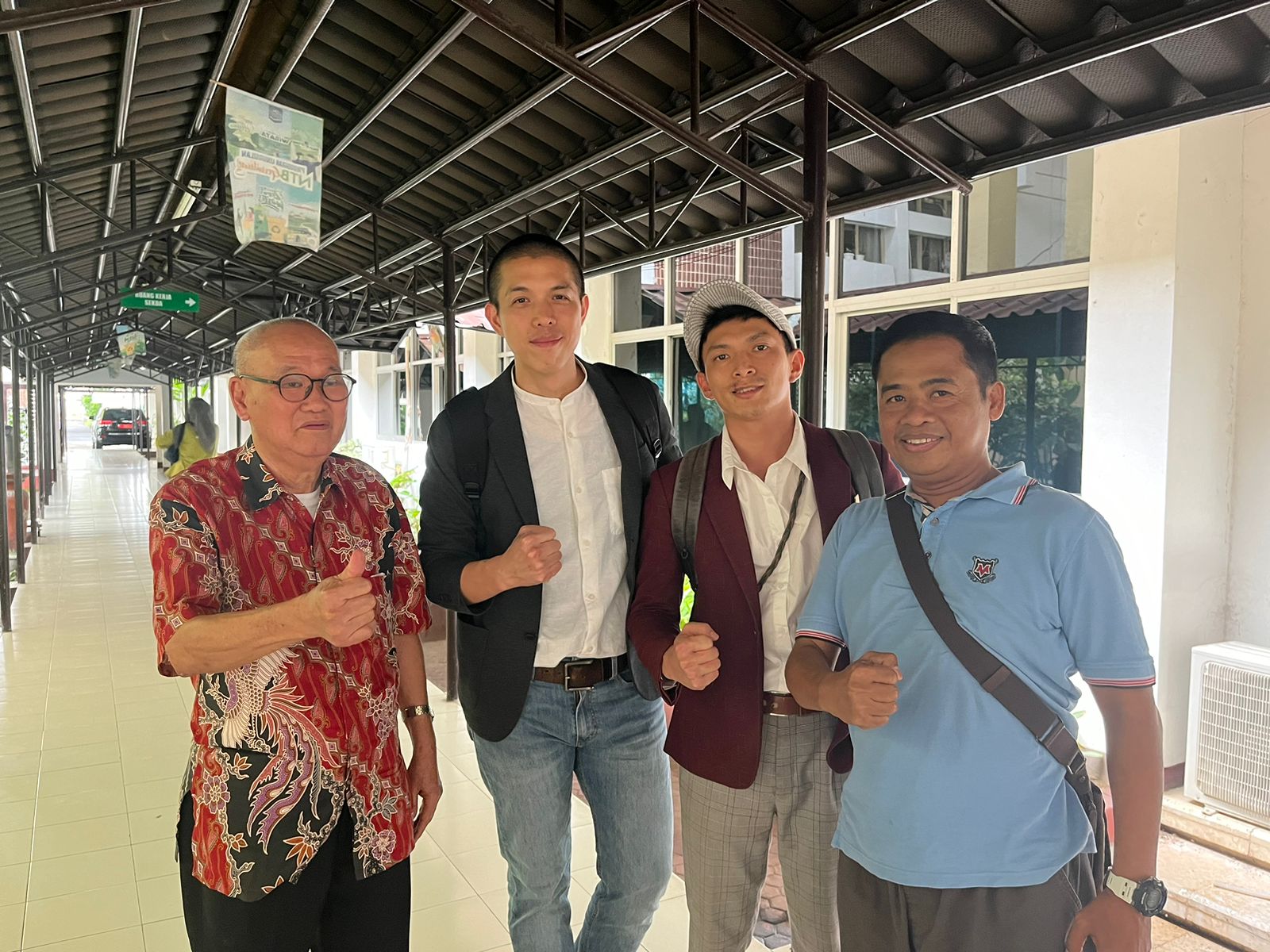 Kepala Bidang Pemasaran Dispar NTB Mulki (kanan) berfoto bersama Asman selaku juru bicara dan dua perwakilan investor GROVING Industri asal Taiwan, usai bertemu dengan Pemprov NTB, Jumat (31/5/2024)
