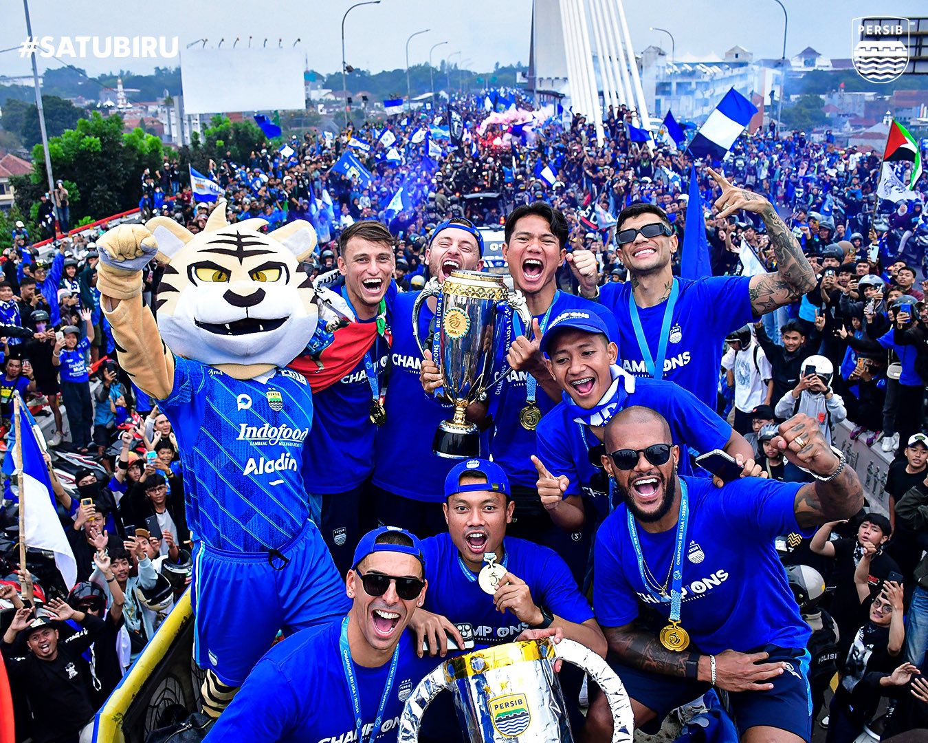 RAYAKAN KEMENANGAN: Tim Persib merayakan kemenangan mereka keluar sebagai juara di Liga 1 Indonesia bersama ribuan pendukungnya, Sabtu (1/6) di Bandung. (Tangkapan layar akun X @persib)