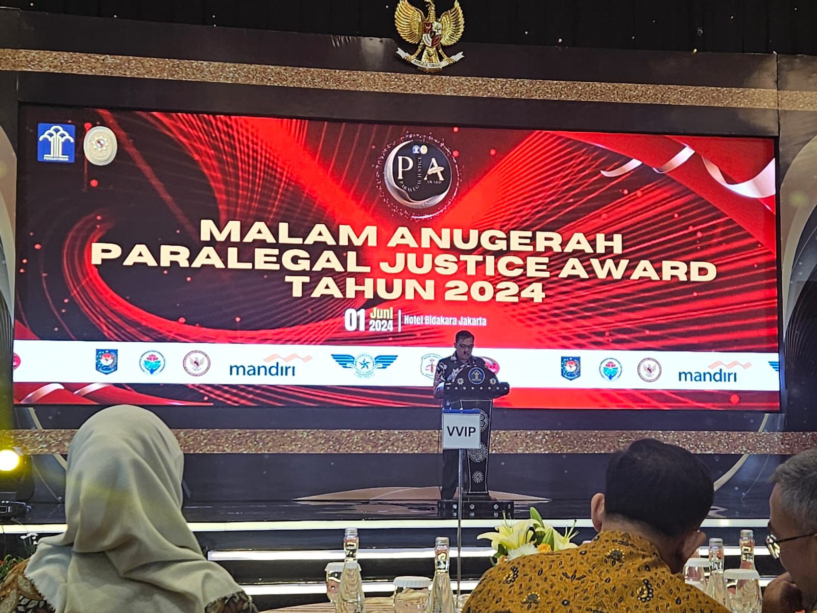 MALAM PENGHARGAAN: Kanwil Kemenkumham NTB mengapresiasi kades dan lurah di NTB karena berhasil memborong 17 penghargaan di Paralegal Justice Award 2024 di Hotel Bidakara, Sabtu (1/6).