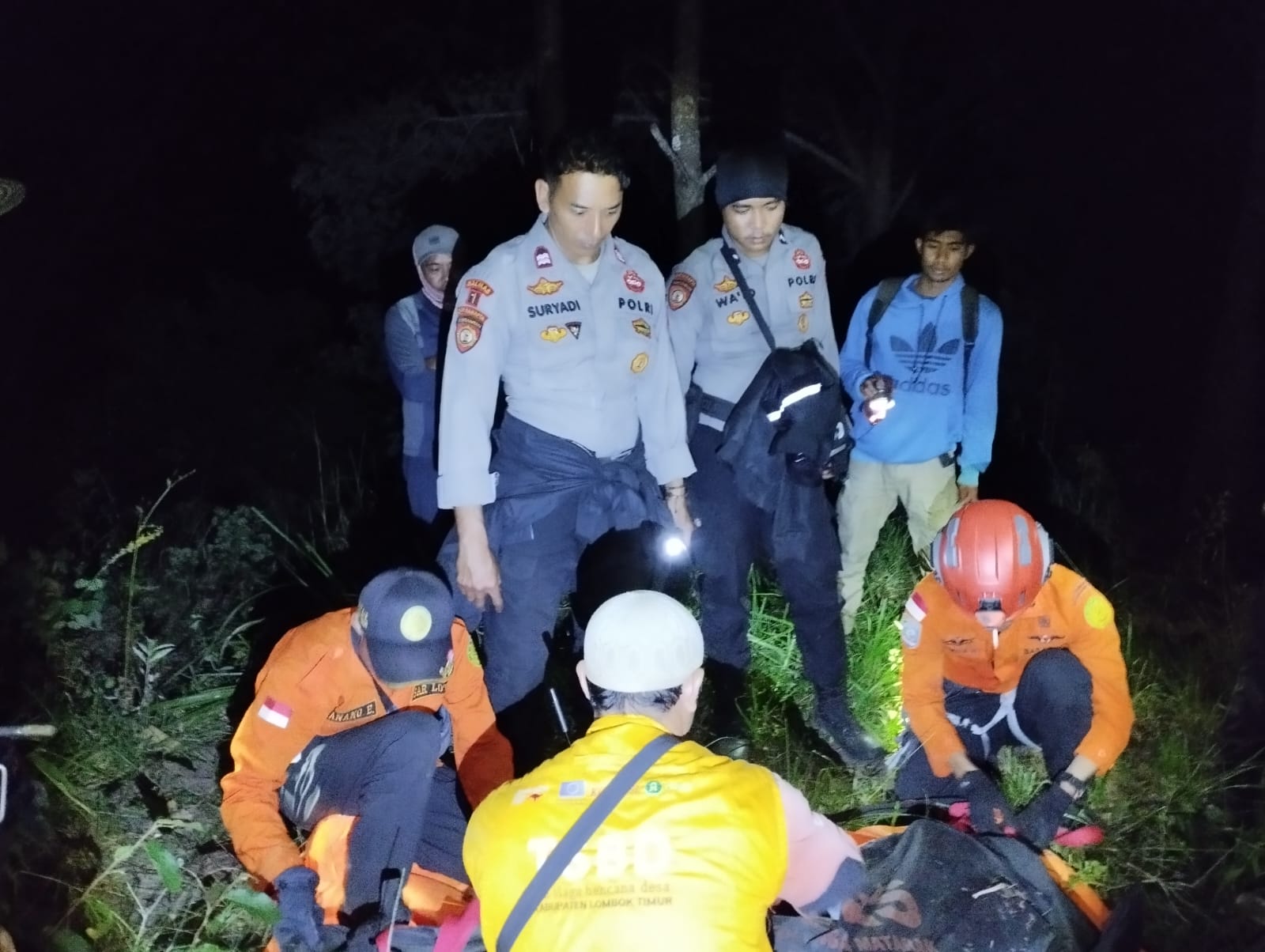 DIEVAKUASI: Jasad pendaki asal Swiss, Melanie Bohner yang ditemukan tewas di jurang pendakian Bukit Anak Dara Desa Sembalun Lawang Kecamatan Sembalun Kabupaten Lombok Timur (Lotim) dievakuasi.