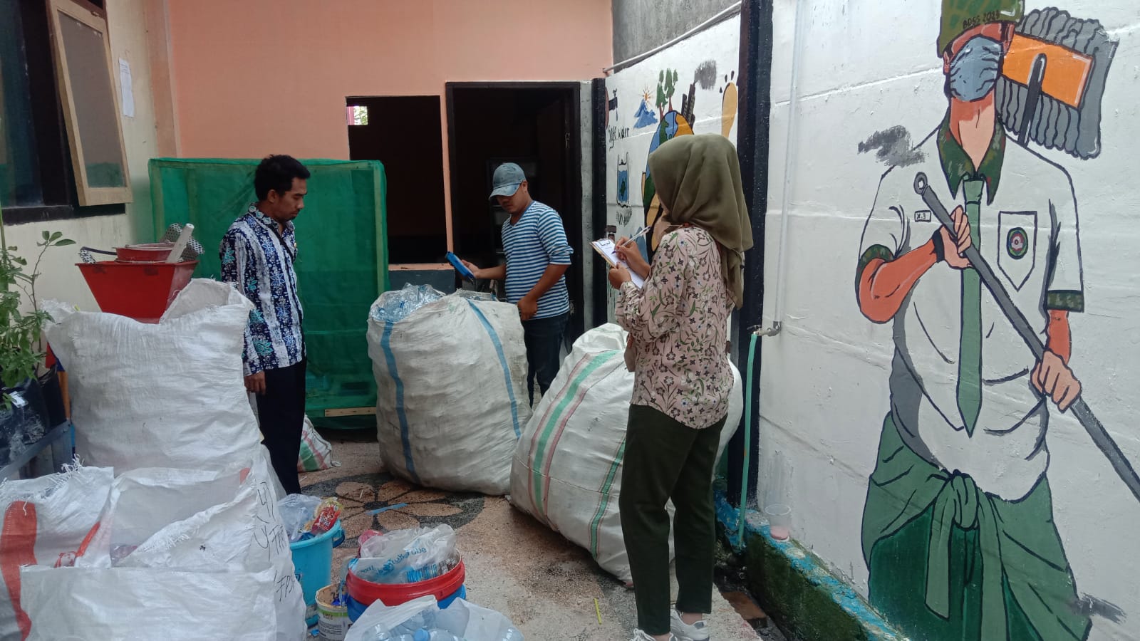 JAGA KEBERSIHAN: Tim Zero Waste SMAN 4 Mataram menimbang sampah plastik yang dikumpulkan oleh siswa di sekolah setempat, belum lama ini.