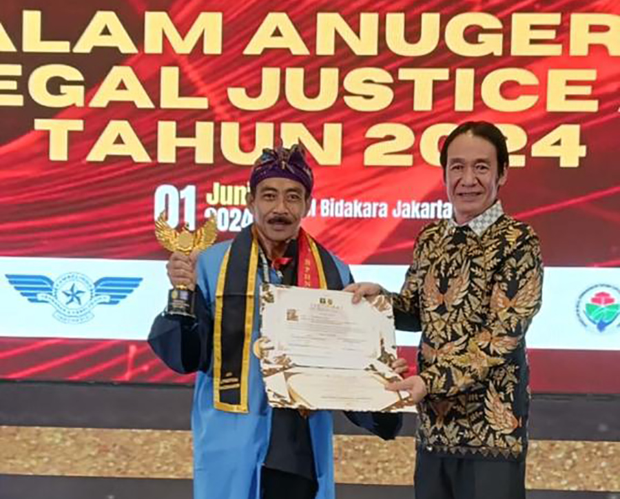PENGHARGAAN: Kades Senaru Raden Akria Buana (kiri) saat menerima Penghargaan Paralegal Justice Award 2024 di Jakarta, akhir pekan lalu.(DOK PRIBADI RADEN AKRIA BUANA)