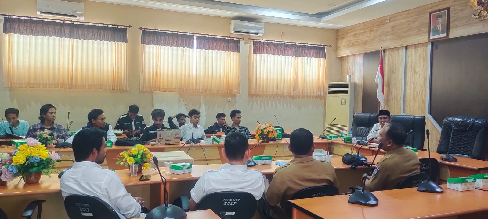 RAPAT: Forum mahasiswa Langgudu menemui Komisi I DPRD Provinsi NTB kemarin. Mereka menyampaikan aspirasi terkait blank spot di wilayahnya. (HABIBUL ADNAN/LOMBOK POST)