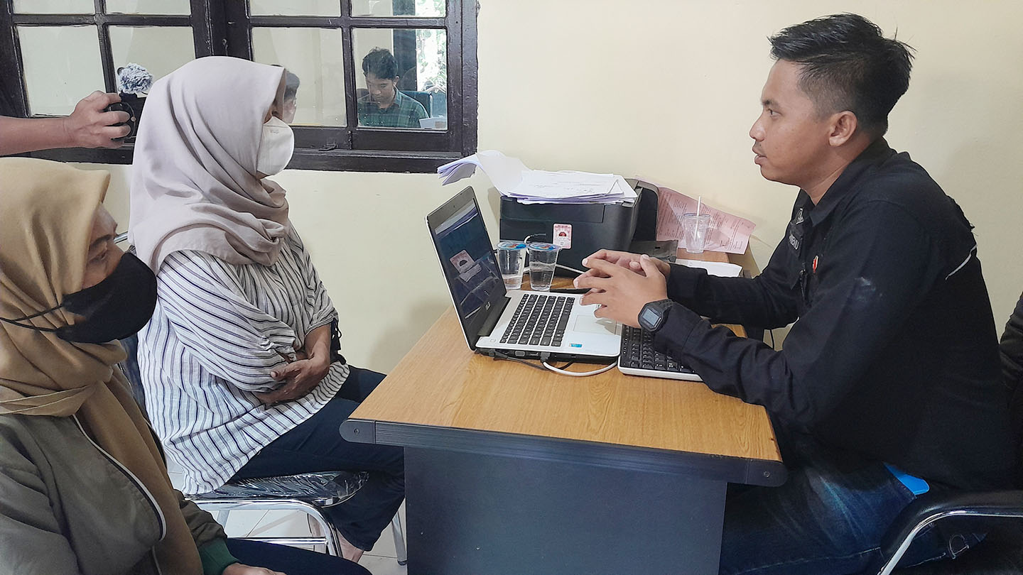 Oknum pegawai Kejati NTB berinisial BW (baju bergaris) diperiksa penyidik Satreskrim Polresta Mataram, Selasa (4/6).