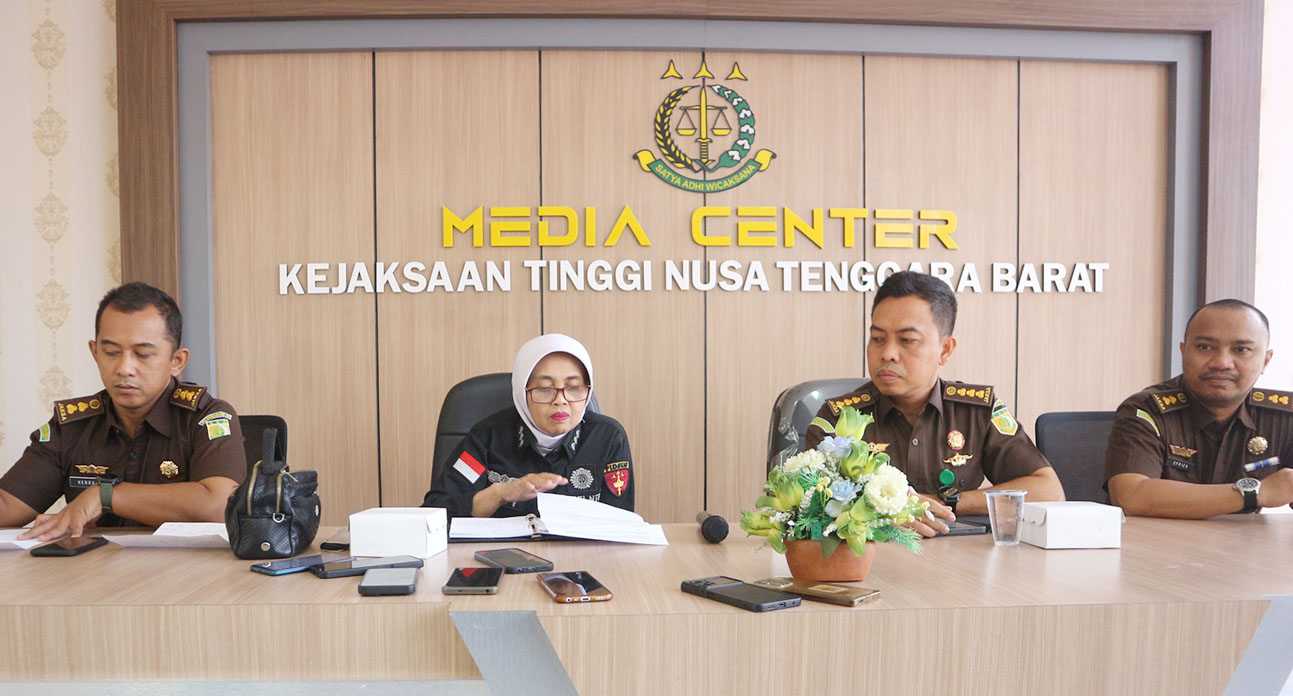Aspidsus Kejati NTB Ely Rahmawati (dua dari kiri) bersama jajarannya menyampaikan keterangan pers.