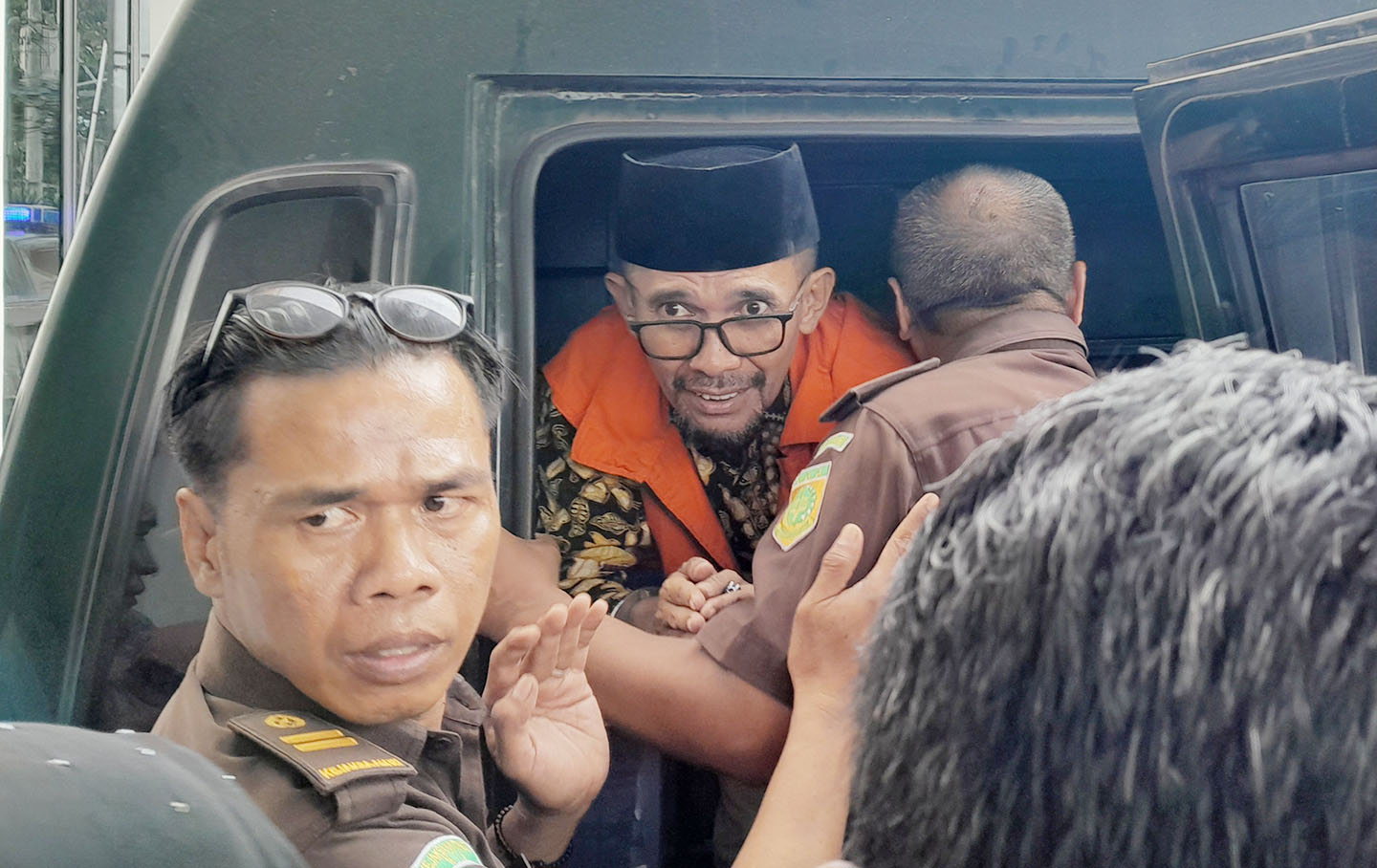 Mantan Wali Kota Bima Muhammad Lutfi saat dibawa menggunakan mobil tahanan menuju Lapas Kelas IIA Lombok Barat usai sidang putusan di Pengadilan Tipikor Mataram, Senin (3/6).