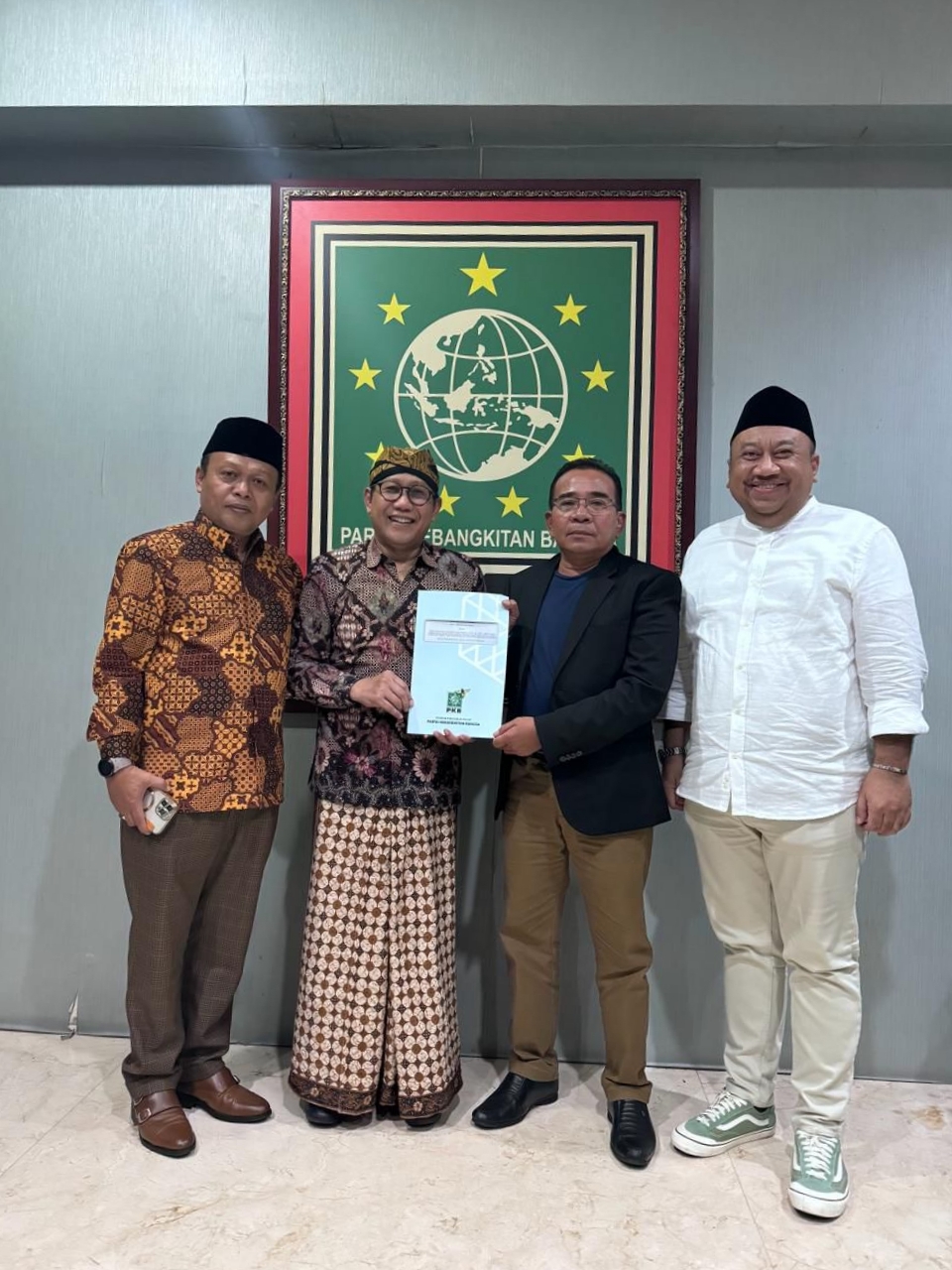 TERIMA SK: Bakal calon wakil Bupati Lombok Timur H Abdul Wahid (dua dari kanan) menerima SK penetapan dirinya dan HM Syamsul Lutfi sebagai bakal paslon dari DPP PKB, di Kantor DPP PKB, Senin (3/6).