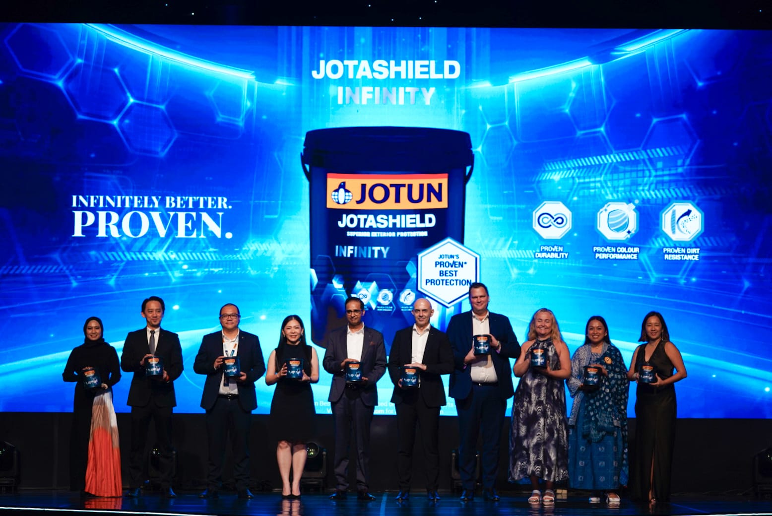 Arun Kumar selaku President Director PT. Jotun Indonesia (kelima dari kiri) bersama jajaran manajemen JOTUN dalam peluncuran produk cat eksterior premium terbaru, Jotun Jotashield Infinity.