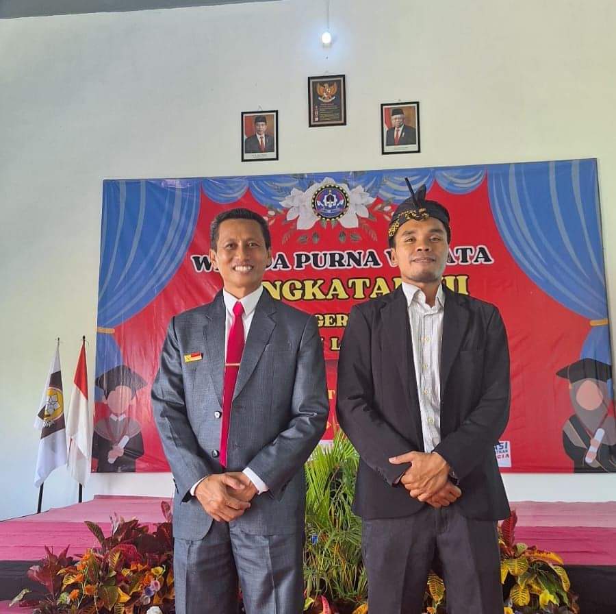 MEMBANGGAKAN: Andi Mahardani, guru SMKN 1 Jonggat (pakai capuk) yang lolos pertukaran guru Indonesia-Korea program Kemendikbudristek.(RUJU RAHMAD FOR LOMBOK POST)