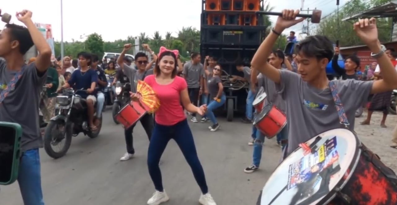 BUKAN BUDAYA ASLI: Belakangan joget kecimol menjadi kontroversi lantaran mempertontonkan aksi pornografi, belum lama ini. (Emma for Lombok Post)