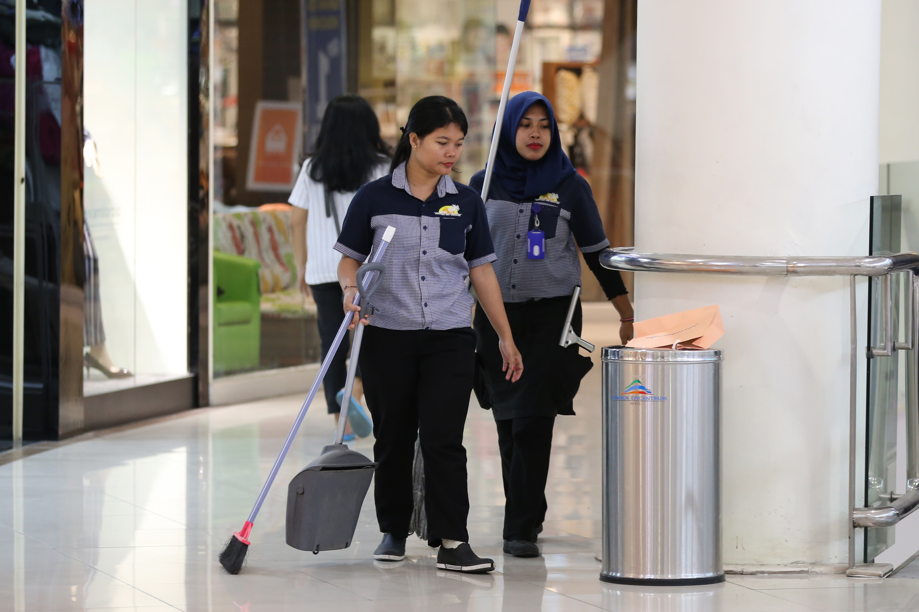 KERJA KERAS: Para pekerja di sektor swasta akan dikenakan kebijakan iuran Tapera, dimana program ini mendapatkan kritik keras dari serikat pekerja. (IVAN/LOMBOK POST)