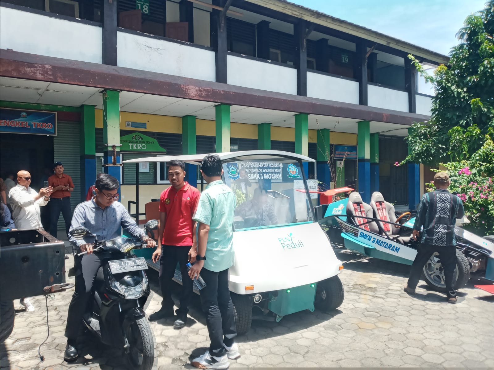 KENDARAAN LISTRIK: Perwakilan PLN saat mencoba kendaraan listrik milik SMKN 3 Mataram, belum lama ini.(DOK/LOMBOK POST)