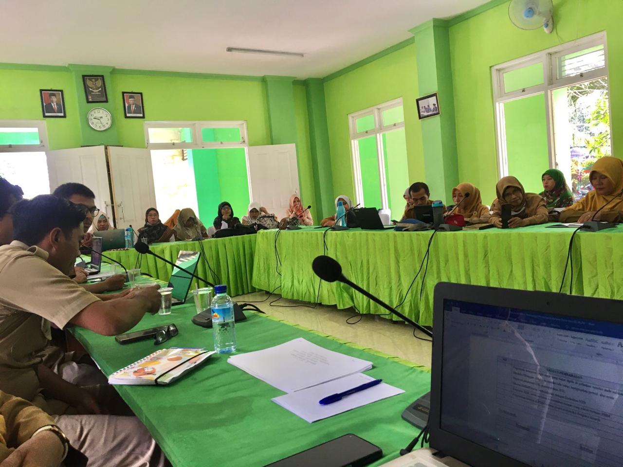 TINGKATKAN KAPASITAS: Para guru SMKPPN Mataram mengikuti workshop penyelarasan pembelajaran berbasis dunia kerja program SMK Pusat Keunggulan skema reguler di sekolah.(SMKPPN MATARAM FOR LOMBOK POST)