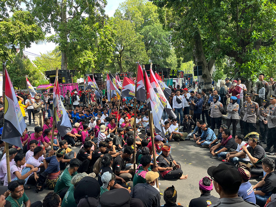 SAMPAIKAN ASPIRASI: Secara tertib dan damai, perwakilan massa aksi dari AK NTB menyampaikan keresahan akan berbagai persoalan kecimol. (YUYUN/LOMBOK POST)