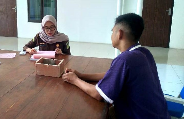 PELIMPAHAN: Tersangka WY (kanan) saat dilimpahkan kepada JPU Kejari Bima, kemarin. (ISTIMEWA/LOMBOK POST)