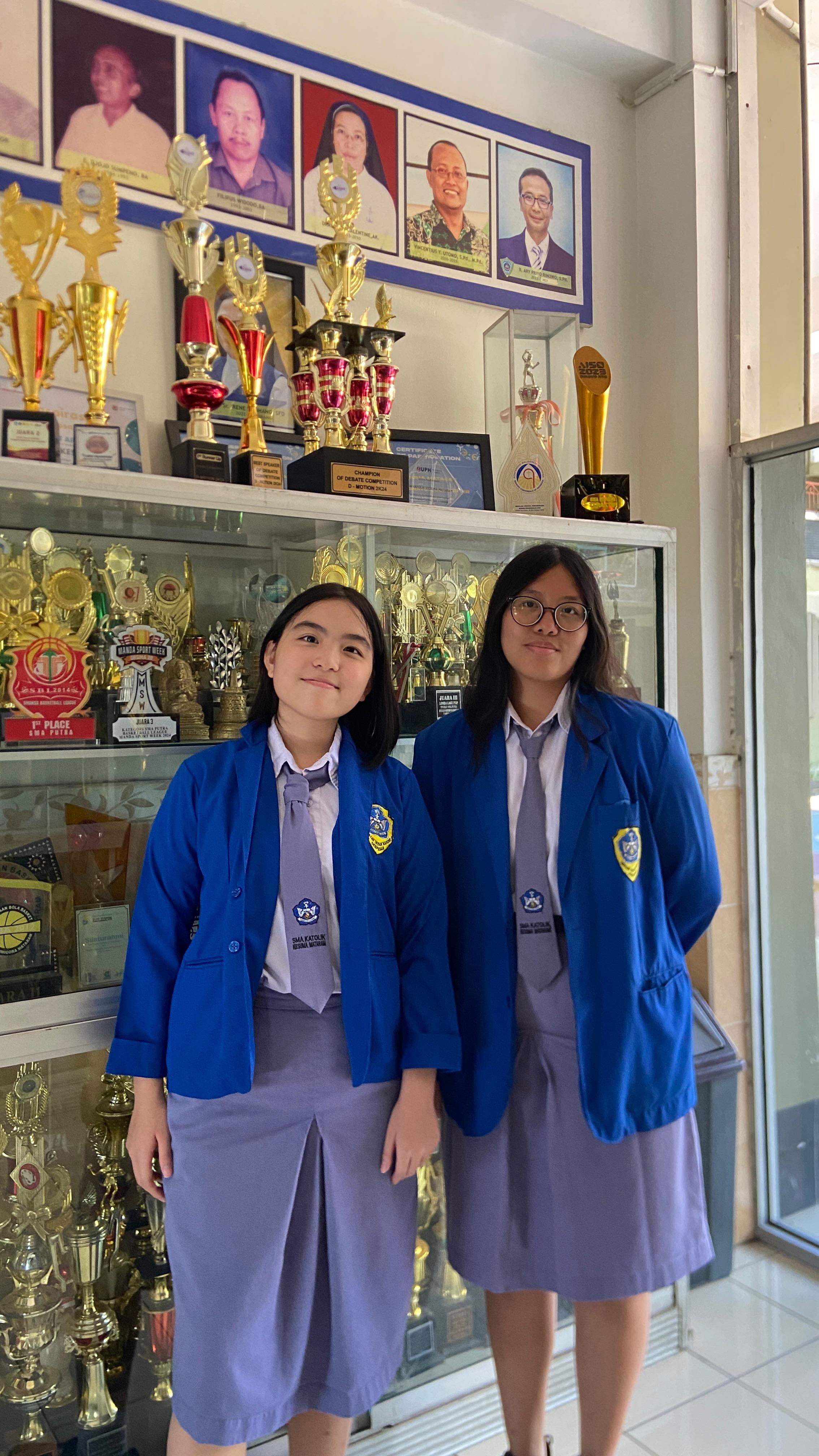 WAKILI NTB: Michaela Faustine Rianto (kiri) dan Gabriella Febrianto (kanan), siswi SMAK Kesuma Mataram di ajang NSDC dan LDBI