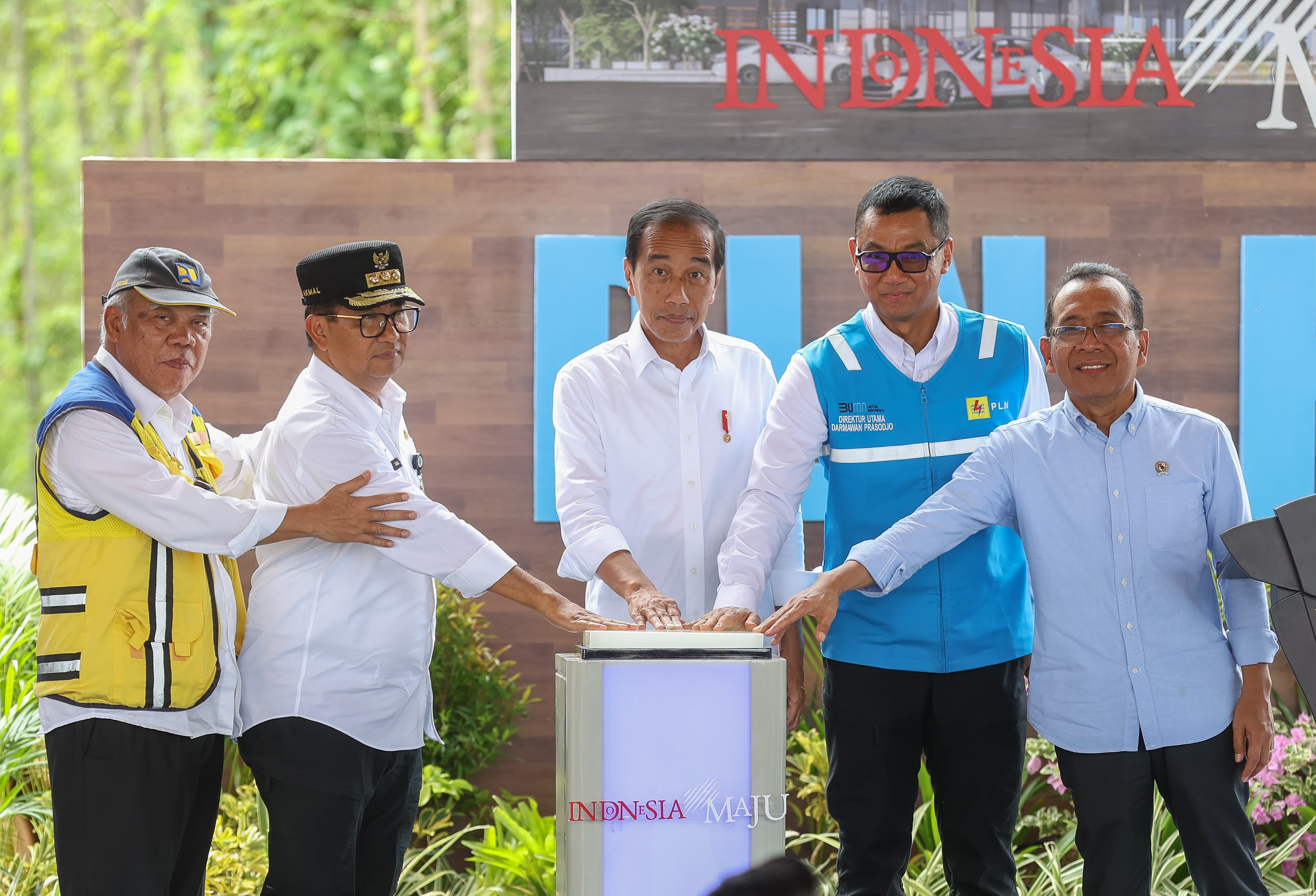 Seremoni groundbreaking pembangunan PLN Hub di pusat IKN yang dilakukan oleh Presiden Joko Widodo (tengah).