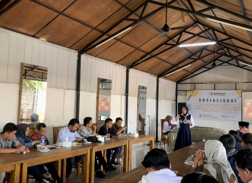 SOSIALISASI: Bawaslu memberikan sosialiasi kepada Panwascam se-Lombok Barat untuk penyelesaian sengketa Pilkada 2024, kemarin (5/6).(CHIA/LOMBOK POST)