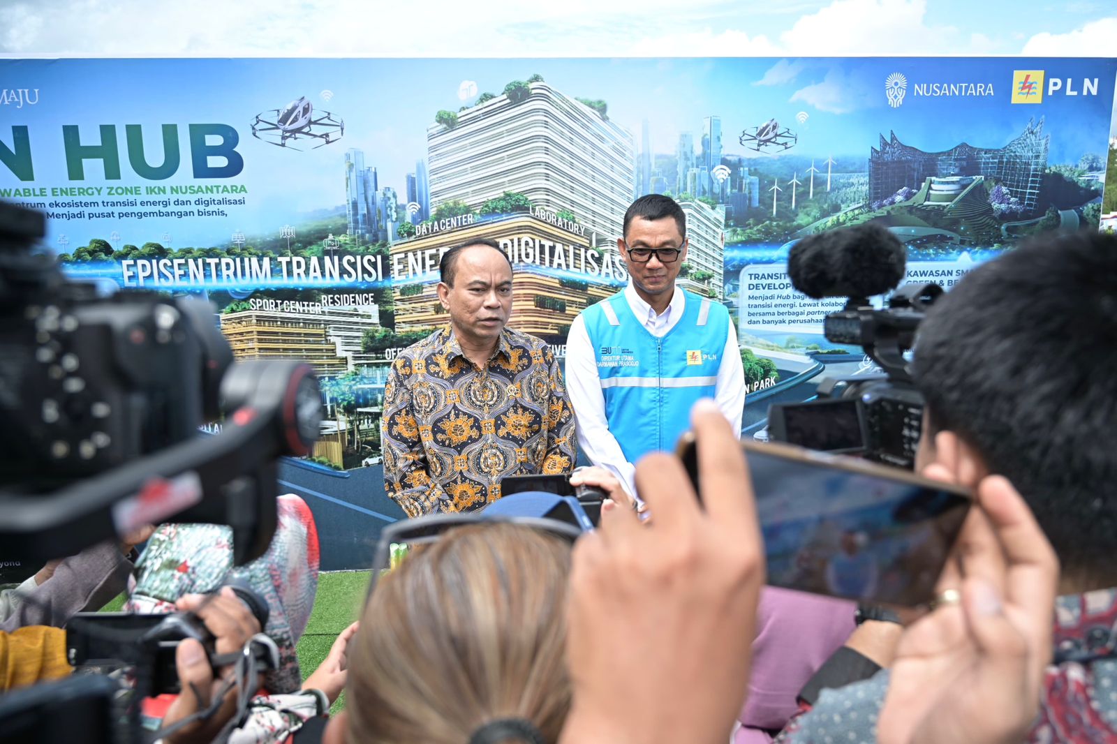 Menkominfo Budi Arie Setiadi (kiri) bersama Dirut PLN Darmawan Prasodjo.