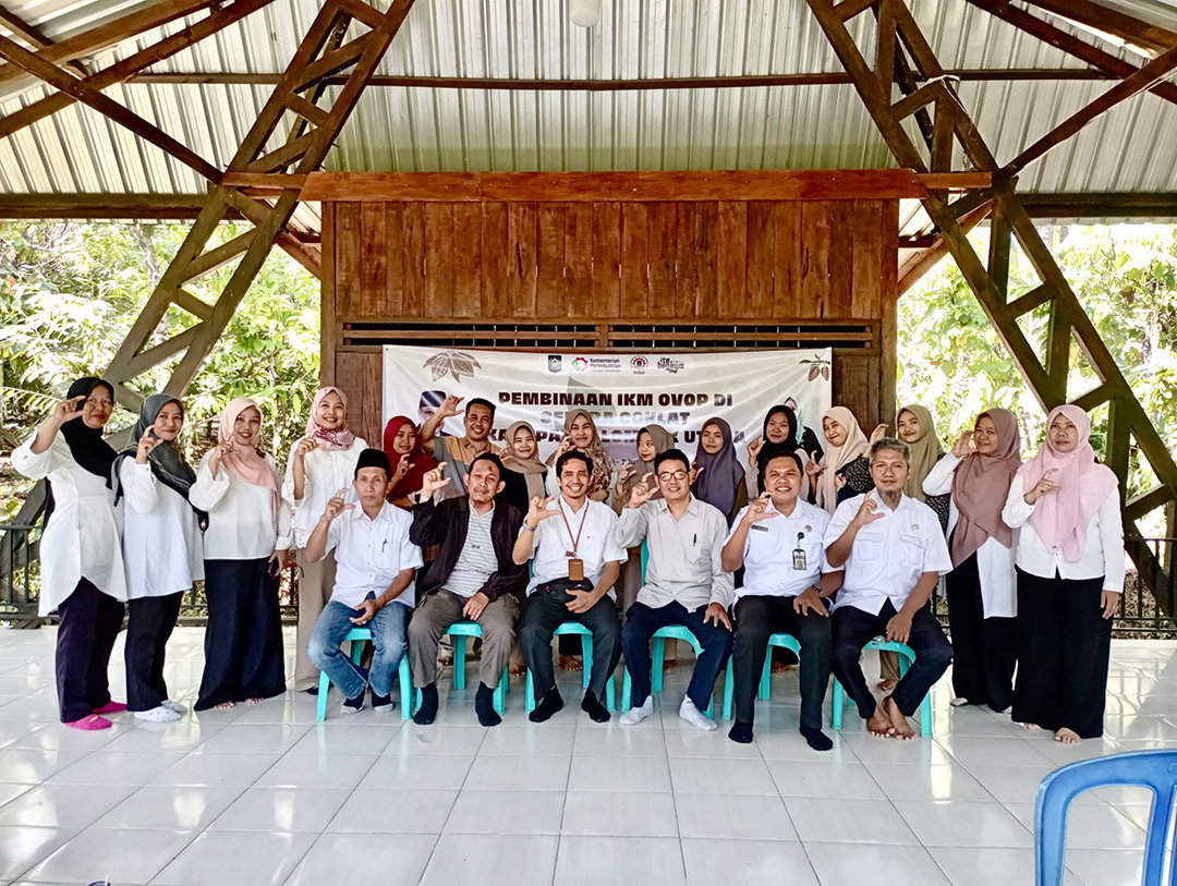 PEMBINAAN: Sejumlah pelaku industri sentra cokelat, Kampung Cokelat Senara, Desa Genggelang, Gangga, Kabupaten Lombok Utara (KLU) yang mengikuti pembinaan program OVOP, Rabu (5/6).(IST/LOMBOK POST)