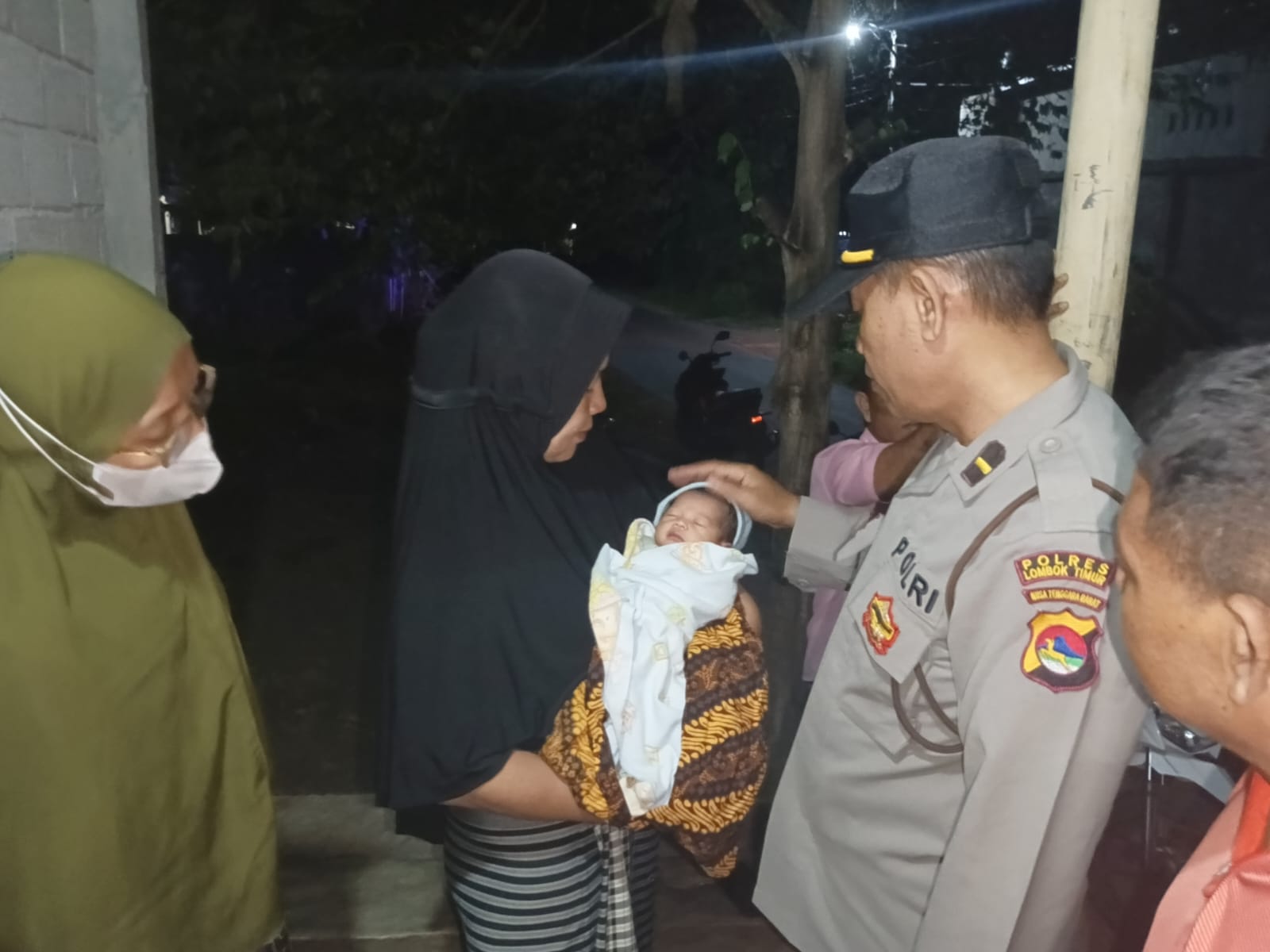 KONDISI SEHAT: Aparat kepolisian melihat kondisi bayi malang sekaligus mengecek lokasi penemuannya yang ditemukan di teras ruko milik salah seorang warga di desa Pringgabaya Utara, Rabu (5/6)