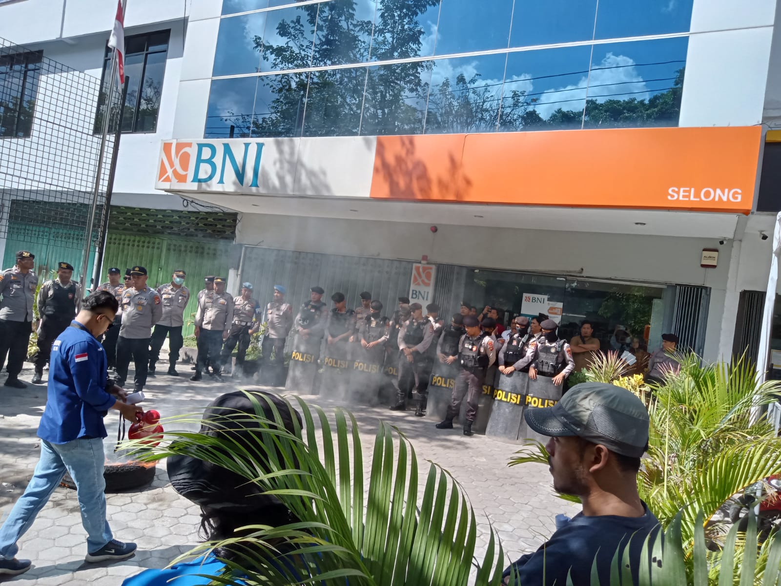 DEMO: Aliansi Pemuda dan Mahasiswa Lombok Timur (APMLT) saat melakukan aksi di depan kantor Bank BNI Selong, Kamis (6/6). (Supardi/Lombok Post)