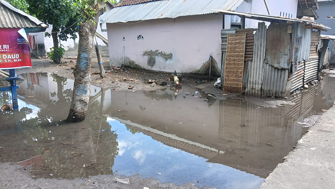 BENCANA: Kondisi rumah warga di Desa Taman Ayu terendam banjir rob, beberapa hari lalu.(CHIA/LOMBOK POST)