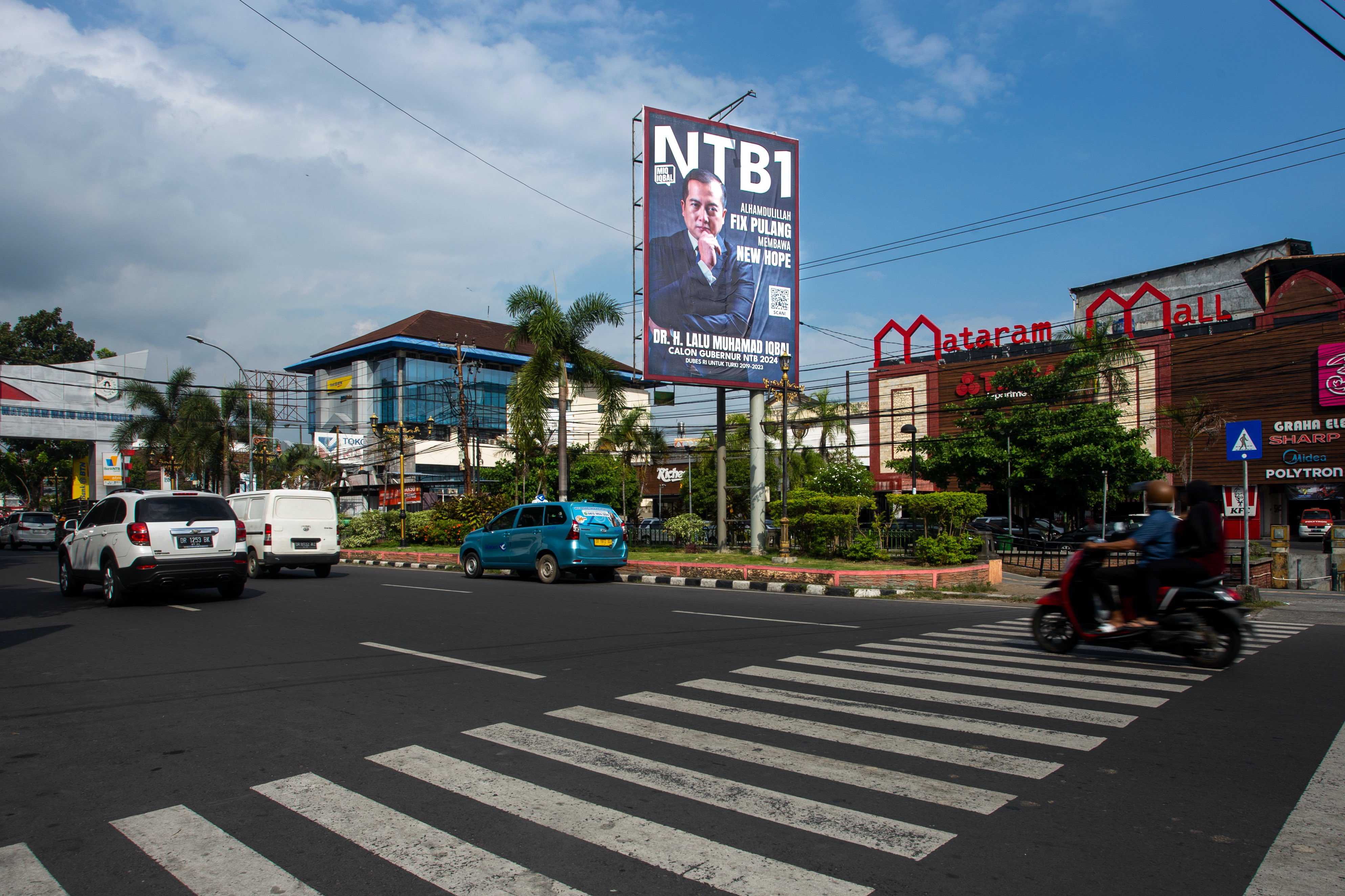 BALON GUBERNUR NTB: Baliho Bakal Calon Gubernur NTB Lalu Muhammad Iqbal terpasang di pinggir jalan Cilinaya No 7 Mataram, Kota Mataram, belum lama ini.
