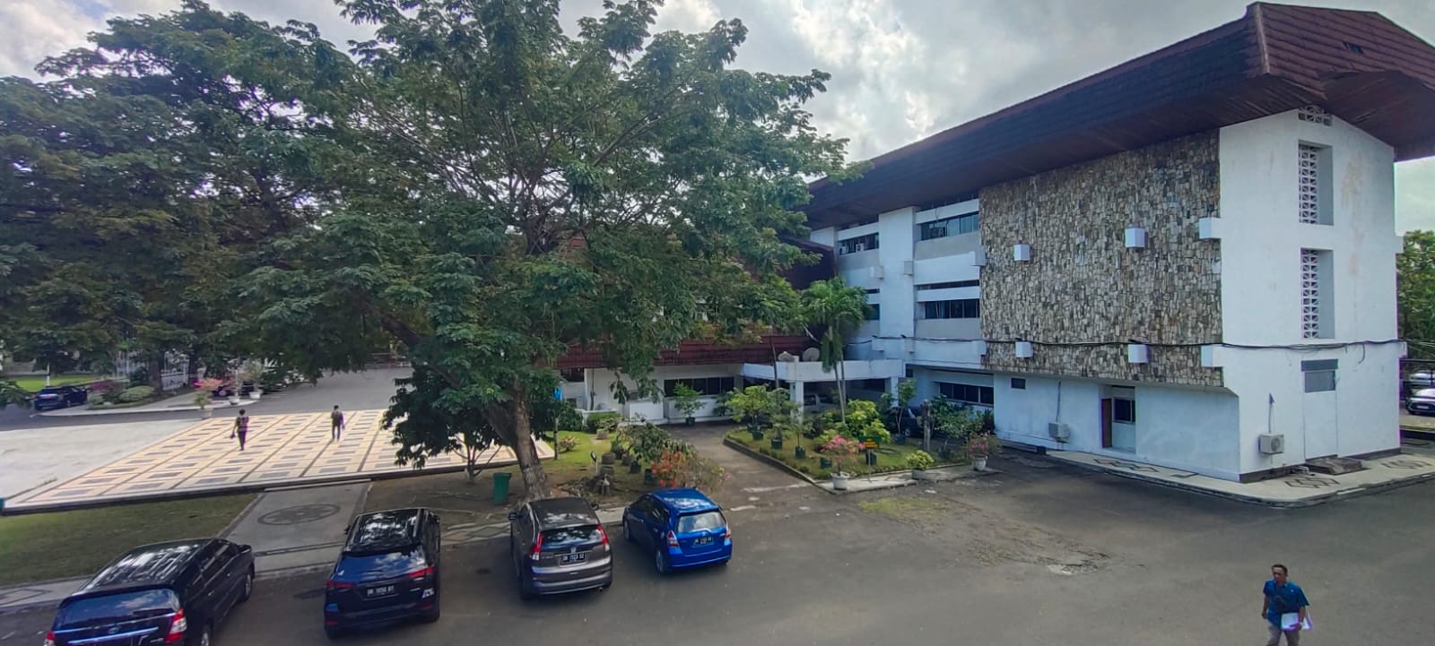 TIMBUL POLEMIK: Salah satu bagian Kantor Gubernur yang direncanakan akan direnovasi. Tetapi belakangan dewan minta agar ditunda. (HABIBUL ADNAN/LOMBOK POST)