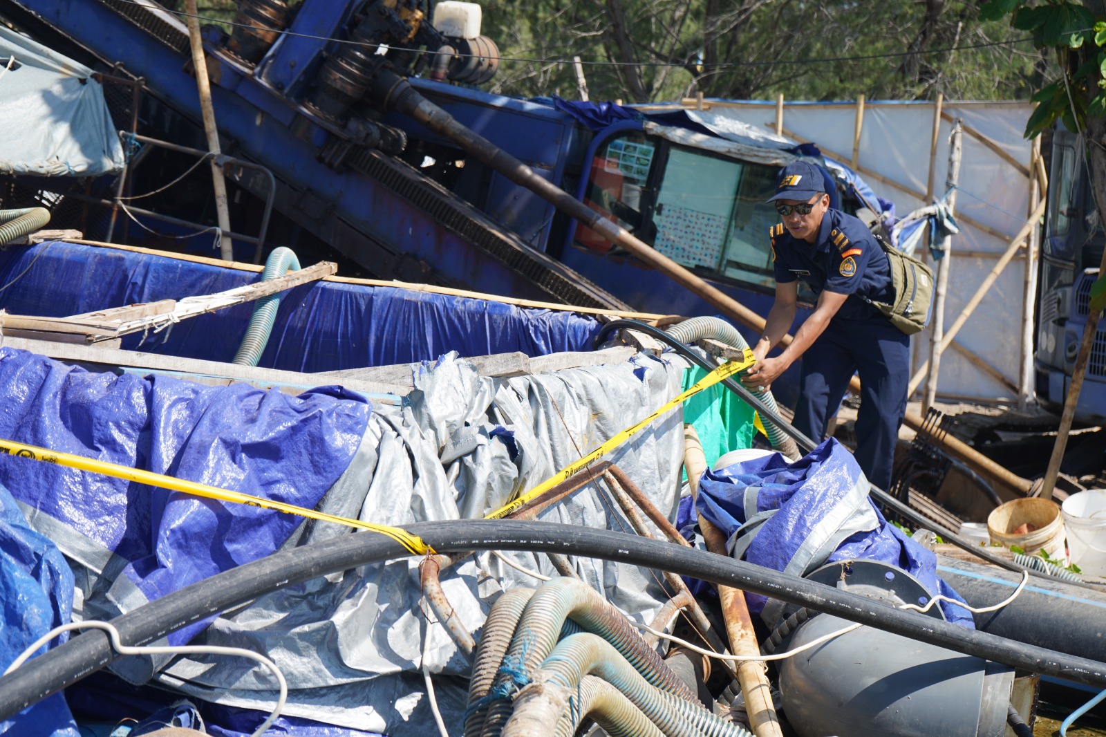 SEGEL SEMENTARA: Tim PSDKP KKP melakukan penyegelan beberapa alat operasional TCN, kemarin (6/6).(TIM PSDKP KKP FOR LOMBOK POST)
