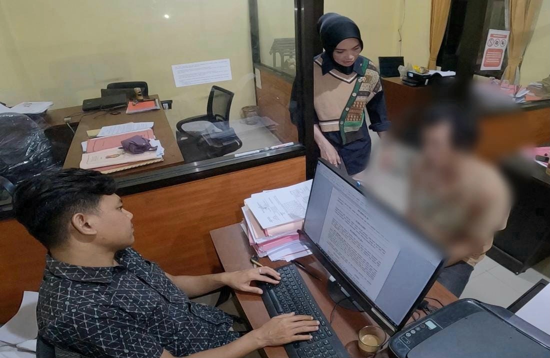 Penyidik Unit PPA Satreskrim Polresta Mataram memeriksa OS, 45 tahun, terduga pelaku pencabulan anak tiri di Cakranegara, Jumat (7/6).