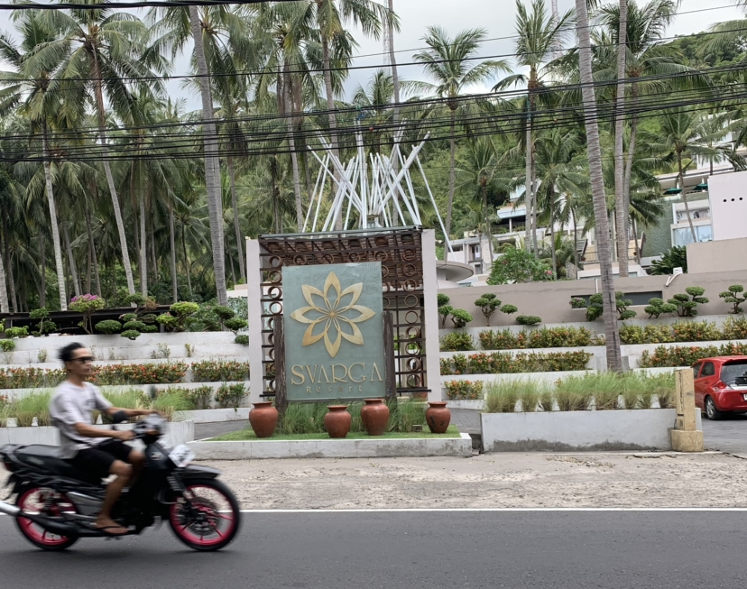TIDAK SEHAT: Seorang pengendara sepeda motor sedang melaju didepan Svarga Resort, Senggigi, kemarin (6/6). (CHIA/LOMBOK POST)