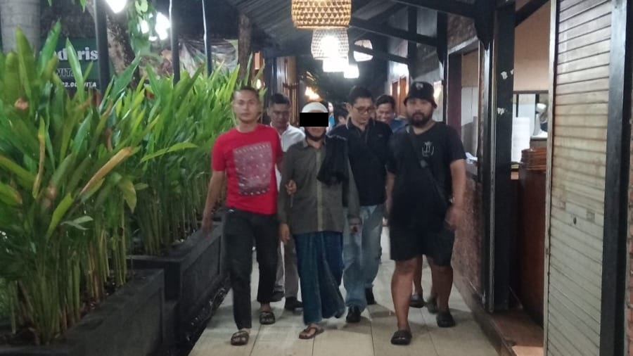 TERTANGKAP: Pimpinan Ponpes di Sekotong yang berinisial AM, 50 tahun, yang diduga melakukan pelecehan seksual terhadap santriwatinya akhirnya ditangkap aparat Unit PPA Satreskrim Polres Lobar.