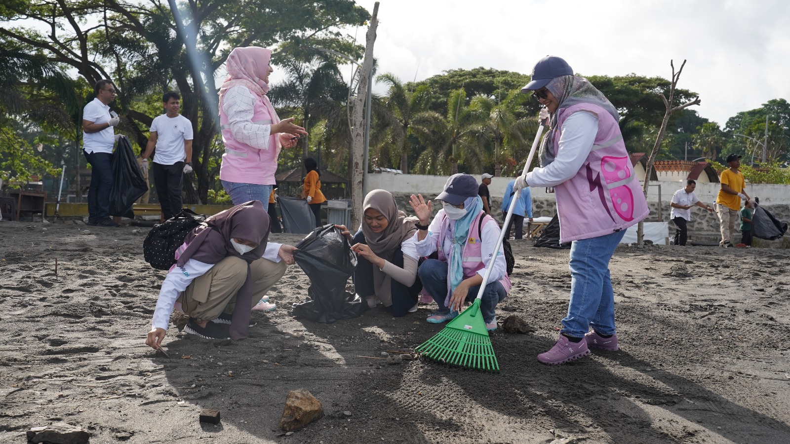 Senior Manager Keuangan Anggaran dan Umum Uky Hapsari (kanan) mengoordinir Srikandi PLN Bali-Nusra membersihkan Pantai Loang Baloq dari sampah.
