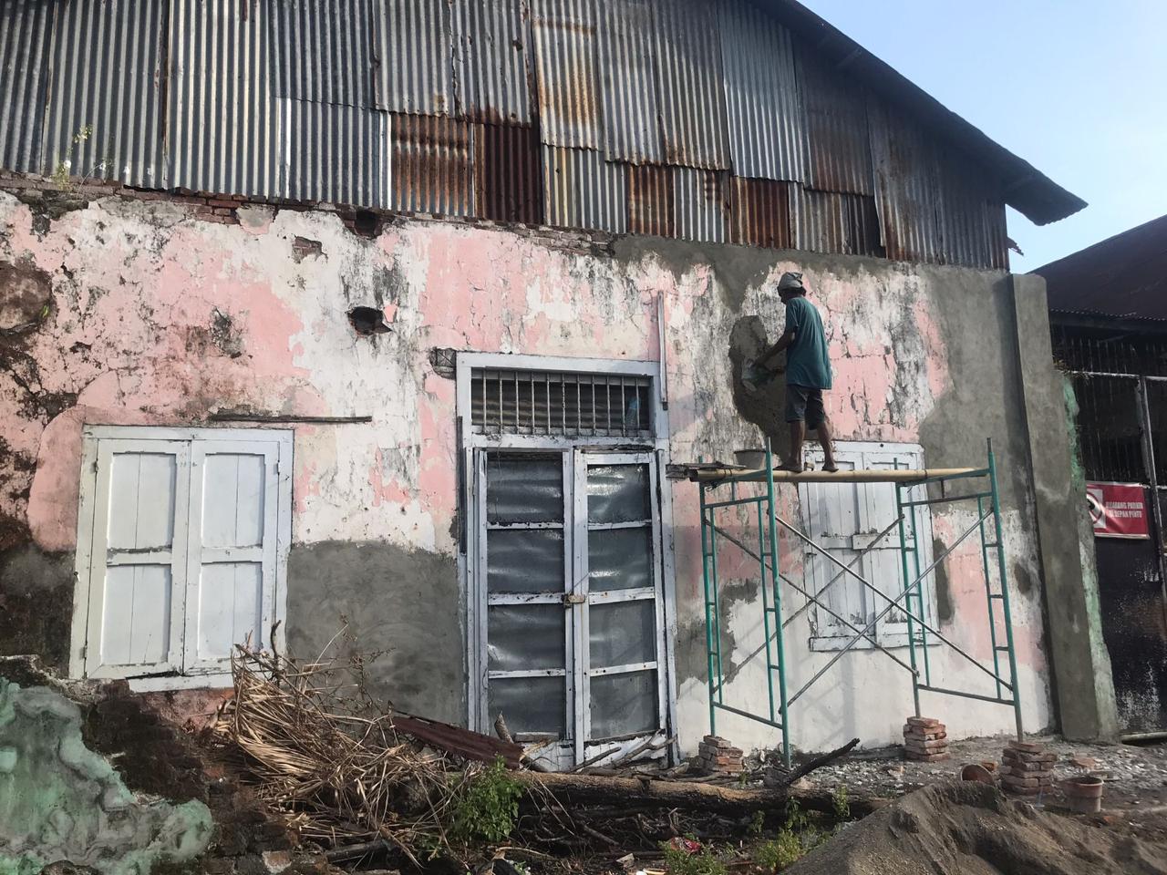 PUGAR: Bangunan tua di Ampenan tengah dilakukan pengecatan oleh sejumlah pekerja, kemarin (6/6). (ZAD/LOMBOK POST)
