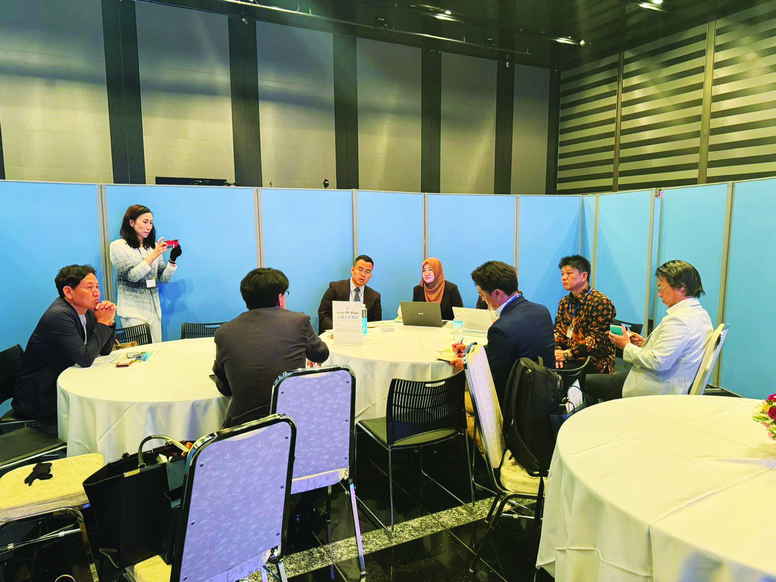 Sekretaris Dinas ESDM NTB Niken Arumdati (empat dari kanan) saat mengikuti Indonesia Investment Forum 2024 di Tokyo.