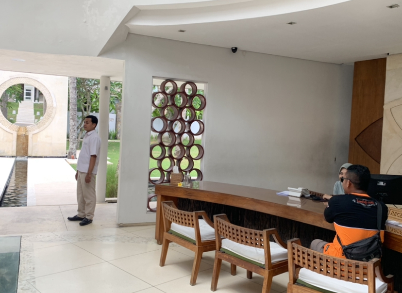 TERIMA TAMU: Seorang karyawan Svarga Resort sedang menerima tamu di lobby hotel, beberapa waktu lalu.  (CHIA/LOMBOK POST)
